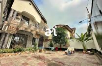 VENTE: PARCELLE DE 300m² AVEC JOLIE BÂTISSE DE 4 CHAMBRES SUR KINSHASA-NGALIEMA mediacongo