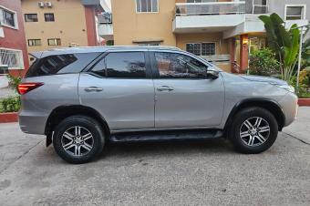 Arrivage Toyota Fortuner Annee  2017 Automatique Steptronique Essence 4 cylindre Interior Cuire 11.500 km 4 x 4 Camera de recule 3 banquet 7 places 3 Ecran Android 