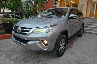 Arrivage Toyota Fortuner Annee  2017 Automatique Steptronique Essence 4 cylindre Interior Cuire 11.500 km 4 x 4 Camera de recule 3 banquet 7 places 3 Ecran Android 