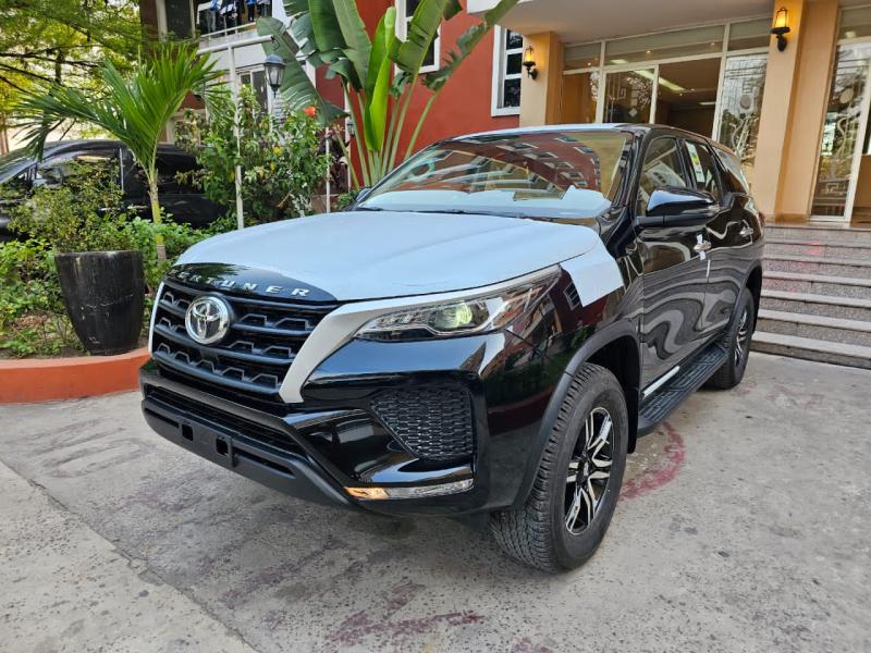 Arrivage Toyota Fortuner Annee  2023 Automatique Steptronique Essence 4 cylindre Interior Cuire 00 km 4 x 4 Camera de recule Clim digital Full parking sensors 3 banqu