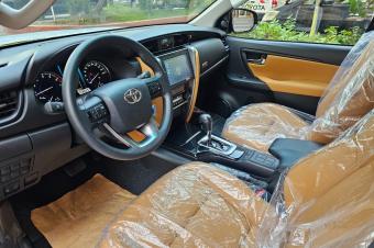 Arrivage Toyota Fortuner Annee  2023 Automatique Steptronique Essence 4 cylindre Interior Cuire 00 km 4 x 4 Camera de recule Clim digital Full parking sensors 3 banqu