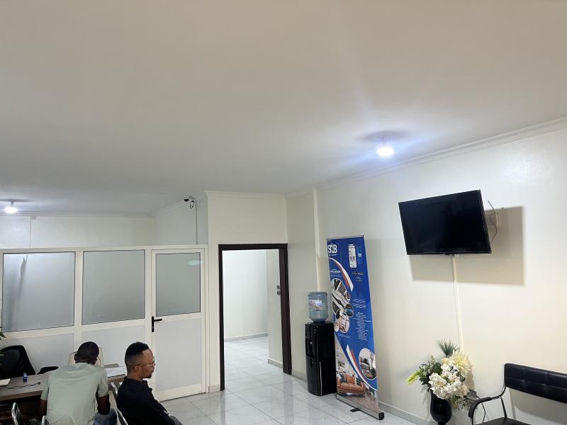 Vente de lAppartement nouvellement construit  Gombe sur le boulevard du 30 juin   Prix de revenu locatif  3000 par mois  PRIX DE VENTE  400.000 Ngociable  WhatsApp  Ap