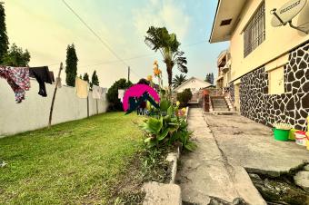 Belle villa dune forme irrgulire de 37m sur 34m et 10m dote dun btiment dpoque maison basse des 4CHS garage paillote jardin sur une rue asphalte  Ngaliema