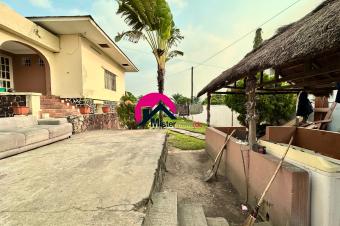 Belle villa dune forme irrgulire de 37m sur 34m et 10m dote dun btiment dpoque maison basse des 4CHS garage paillote jardin sur une rue asphalte  Ngaliema
