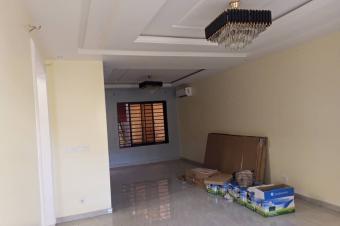 NGALIEMABRIKIN MISE EN VENTE DUNE BELLE PROPRIETE R1 DE TROIS 3CHAMBRES