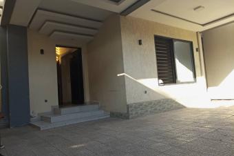 NGALIEMABRIKIN MISE EN VENTE DUNE BELLE PROPRIETE R1 DE TROIS 3CHAMBRES