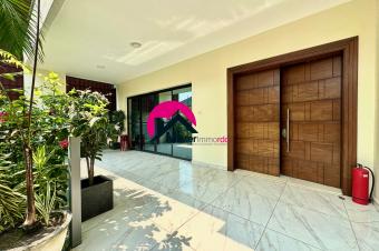 Somptueuse villa full meuble en Triplex des 4CHS 3 salles deau terrasse au rooftop avec vue piscine jardin mini terrain basketball etc BinzaMacampagne. 300 nuite 