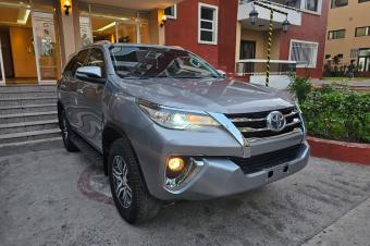 Arrivage Toyota Fortuner Annee  2017 Automatique Steptronique Essence 4 cylindre Interior Cuire 11.500 km 4 x 4 Camera de recule 3 banquet 7 places 3 Ecran Android 