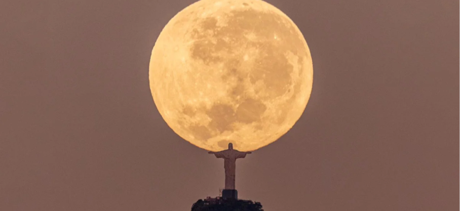 Une vue époustouflante du Christ Rédempteur tenant la Lune immortalisée par le photographe brésilien Leonardo Sens Rendre à Cesar ce qui est à Cesar…