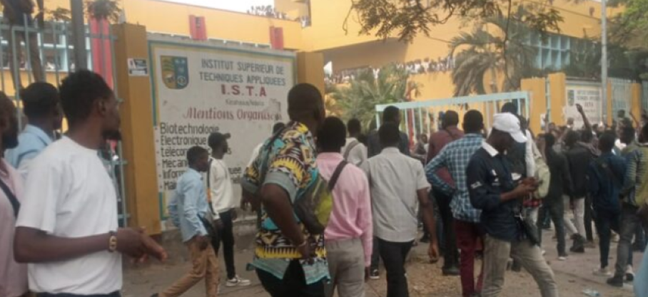 Kinshasa : la PNC tente de disperser les étudiants protestant contre la hausse des frais académiques et des manifestants ayant barricadé des routes ce mercredi 07 juin à l’ISTA