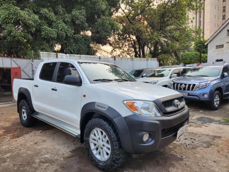 TOYOTA HILUX AVEC PLAQUE BP  VENDRE