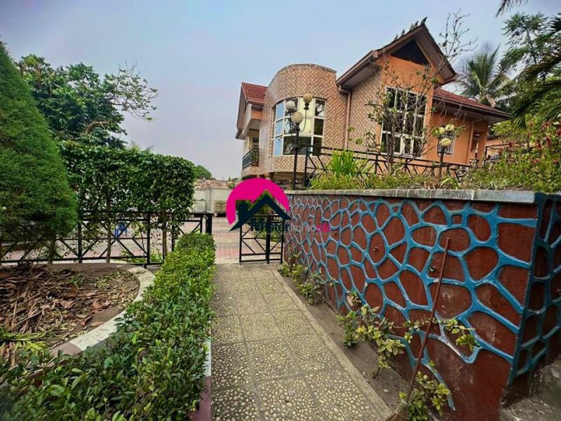 Belle villa offrant un cadre magnifique  btiment construction rcente des 6CHS 6 salles deau  wc visiteurs 3 annexes garage beau jardin groupe lectrogne etc.  Ngaliema