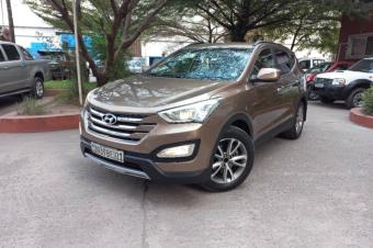 Hyundai Santa Fe  Annee  201415 Automatique Steptronique Essence 6 cylindre Interior tissus 4 x 4 47000 km 3 banquette 7 places TelephoneBleutooth Phares Led Cruise