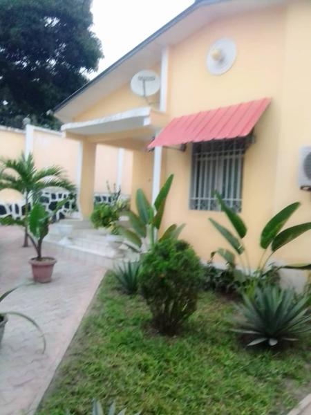 Parcelle  vendre en face de 18 parcelle ngaliema avec une maison de 4 ch 280000 dollars  discuter 