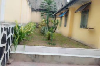 Parcelle  vendre en face de 18 parcelle ngaliema avec une maison de 4 ch 280000 dollars  discuter 