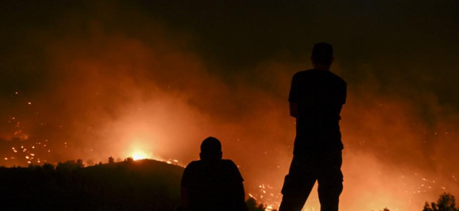 Les pompiers combattant les incendies de forêt attisés par la canicule sur les îles de Rhodes et de Corfou, en Grèce ( SPYROS BAKALIS / AFP)