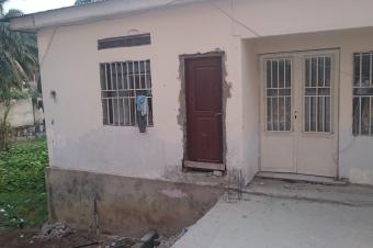 MISE EN VENTE DUNE PROPRIETE A NGALIEMAMBUDI 33m20m avec une vaste maison en trs bon tat carreau plafond eau et lectricit clture 4 Chambres... Prix Ngociable