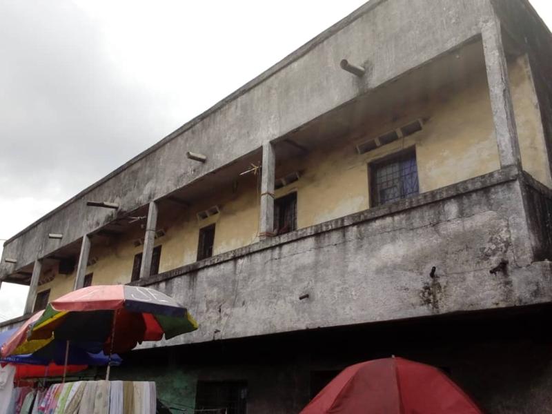 Maison Commerciale  vendre dans la commune de Kasa Vubu trs bon emplacement 