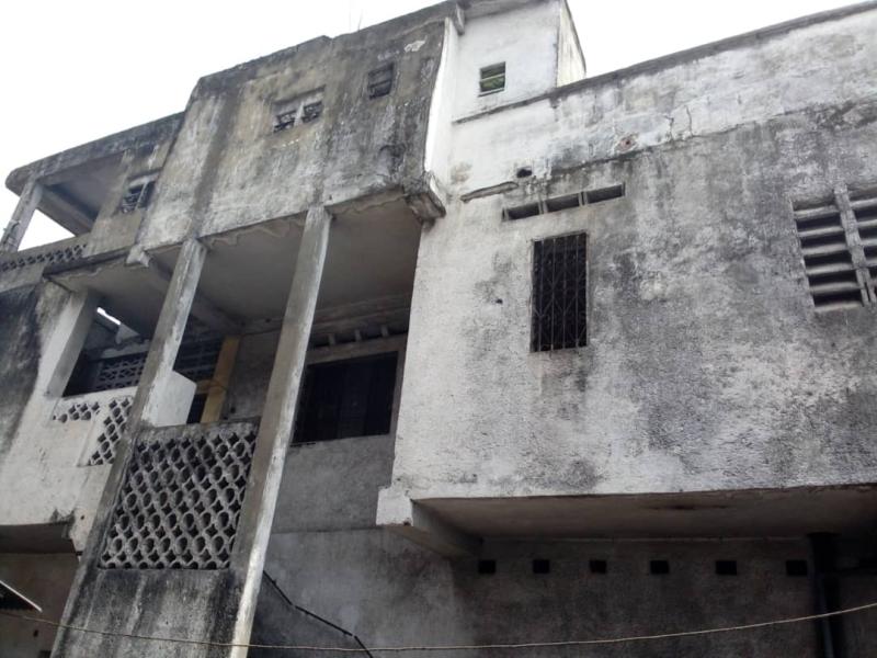 Maison commerciale  vendre dans la commune de KASA VUBU sur Gambela  Trs bon emplacement  Dimension 20m sur 25m Prix 400.000