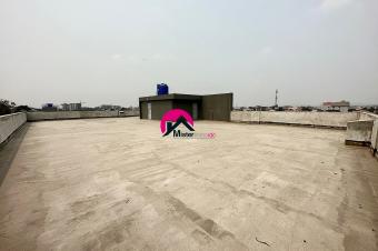 Magnifique btiment moderne de RC3 avec 1.500m  pour lespace de travail dont 375m par niveau  terrasse au rooftop avec vue parking spacieux gurite etc. Prs de la Gombe
