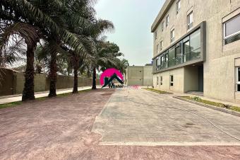 Magnifique btiment moderne de RC3 avec 1.500m  pour lespace de travail dont 375m par niveau  terrasse au rooftop avec vue parking spacieux gurite etc. Prs de la Gombe