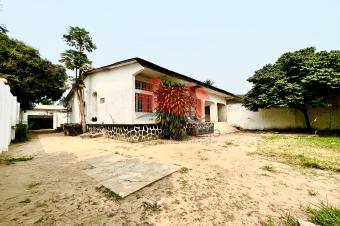 VENTE DUNE BELLE PROPRIT DE 20.31M SUR 36.41M OU 739M. SITUE  NGALIEMA MACAMPAGNE DANS UN BEL EMPLACEMENT 