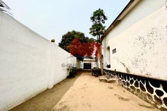 VENTE DUNE BELLE PROPRIT DE 20.31M SUR 36.41M OU 739M. SITUE  NGALIEMA MACAMPAGNE DANS UN BEL EMPLACEMENT 