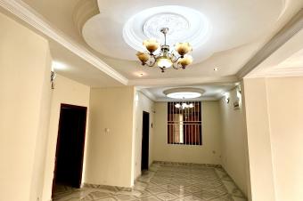 LOCATION DUN BEL APPARTEMENT LUMINEUX AU REZDECHAUSSE QUI DISTRIBUE 3 CHAMBRES. SITU  GOMBE DANS UN BEL EMPLACEMENT TRS ACCESSIBLE 