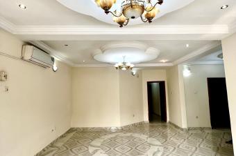 LOCATION DUN BEL APPARTEMENT LUMINEUX AU REZDECHAUSSE QUI DISTRIBUE 3 CHAMBRES. SITU  GOMBE DANS UN BEL EMPLACEMENT TRS ACCESSIBLE 