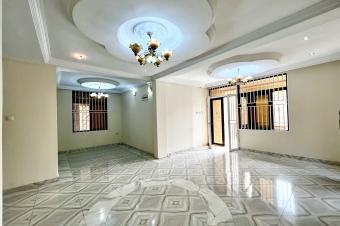 LOCATION DUN BEL APPARTEMENT LUMINEUX AU REZDECHAUSSE QUI DISTRIBUE 3 CHAMBRES. SITU  GOMBE DANS UN BEL EMPLACEMENT TRS ACCESSIBLE 