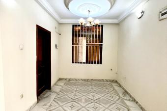 LOCATION DUN BEL APPARTEMENT LUMINEUX AU REZDECHAUSSE QUI DISTRIBUE 3 CHAMBRES. SITU  GOMBE DANS UN BEL EMPLACEMENT TRS ACCESSIBLE 