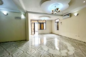 LOCATION DUN BEL APPARTEMENT LUMINEUX AU REZDECHAUSSE QUI DISTRIBUE 3 CHAMBRES. SITU  GOMBE DANS UN BEL EMPLACEMENT TRS ACCESSIBLE 
