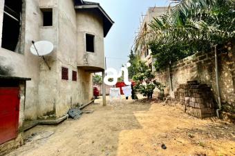 VENTE PARCELLE DE 500m  AVEC BTISSE INACHEVE DE 5 CHAMBRES SUR KINSHASANGALIEMA 