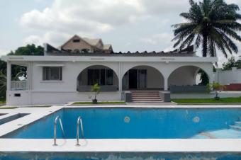 Magnifique VILLA de 60m54m En vente  NGALIEMABEL air  4 chambres  4 salles de b 2 grands salons  1 salle de gymnastique  . . . Annexe  paillotte  piscine  gd jardin...