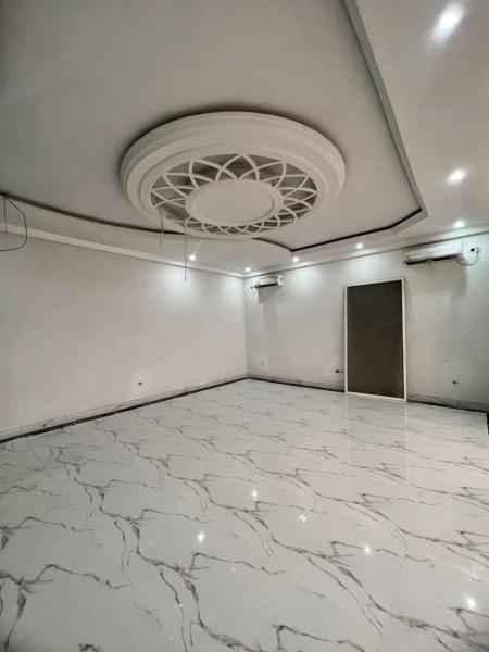 LOCATION DUN SUBLIME APPARTEMENT NOUVELLEMENT CONSTRUIT. SITU  GOMBE DANS UN BEL EMPLACEMENT TRS ACCESSIBLE 