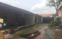 MISE EN VENTE D'UNE TRES GRANDE PARCELLE A GOMBE, SUR L'Av. HAUT COMMANDEMENT, DIMENSIONS : 100m×34m,   Au prix Négociable mediacongo