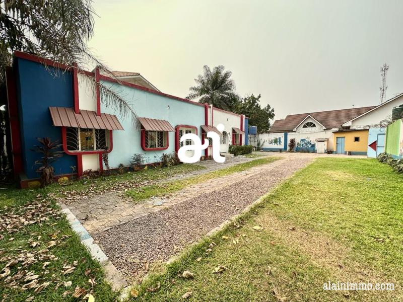 VENTE PARCELLE DE 606m  AVEC BTISSE DE 3 CHAMBRES SUR KINSHASANGALIEMA  proximit du rond point Safricas  