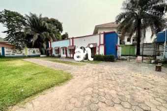 VENTE PARCELLE DE 606m  AVEC BTISSE DE 3 CHAMBRES SUR KINSHASANGALIEMA  proximit du rond point Safricas  
