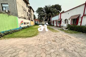 VENTE PARCELLE DE 606m  AVEC BTISSE DE 3 CHAMBRES SUR KINSHASANGALIEMA  proximit du rond point Safricas  