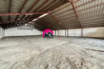 Magnifique entrept de 22.49m sur 41.16m soit  925.6m et 7m de hauteur. Situ  Gombe proximit immdiate de la Gare Centrale 