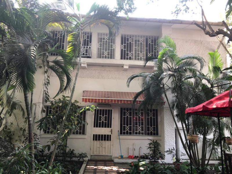  vendre   Villa R1 postcoloniale prte  habiter  dans un quartier rsidentiel calme hupp  proximit    Localisation Gombe rf haut commandement 