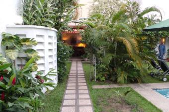  vendre   Villa R1 postcoloniale prte  habiter  dans un quartier rsidentiel calme hupp  proximit    Localisation Gombe rf haut commandement 