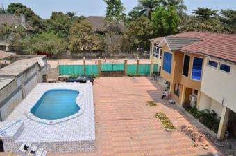 GOMBE MISE EN VENTE DUN LUXUEUX HTEL DE 6  NIVEAUX AVEC 60 CHAMBRES. Voir la description