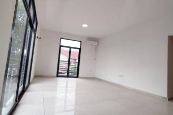 LOCATION DUN SUBLIME APPARTEMENT QUI DISTRIBUE 3 CHAMBRES. SITUE A KINTAMBO DANS UN BEL EMPLACEMENT TRS ACCESSIBLE 