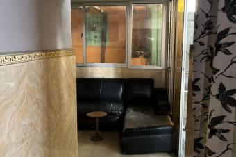 Parcelle contenant un htel de 9 chambres  vendre 