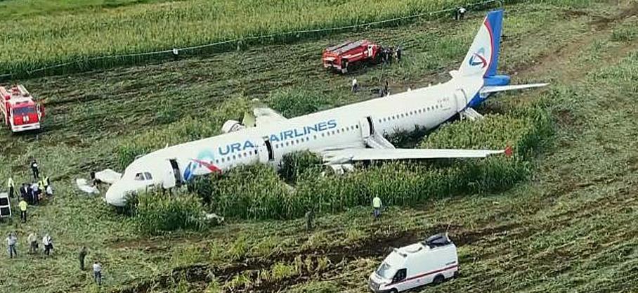 Russie: un avion d’Ural Airlines avec 159 passagers à bord atterrit dans un champ en Sibérie