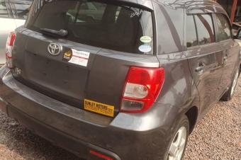TOYOTA IST NOUVEAU MODLE AVEC BOUTON PRESSOIR 