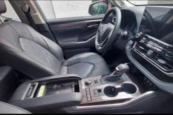 Toyota highlander Platinum  Anne de fabrication 2022 Toit panoramique full option  Intrieur en cuir volant gauche  3 banquette  Kilomtrage 32.000km  essence au