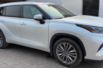 Toyota highlander Platinum  Anne de fabrication 2022 Toit panoramique full option  Intrieur en cuir volant gauche  3 banquette  Kilomtrage 32.000km  essence au