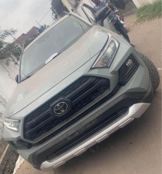 NEW RAV4 XLE Non Hybride Anne 20192020 Automatique  Climatisation impeccable  Fulls options  Essence   Volant gauche  Intrieur trs propre en cuir  Toit panoramique  Sans plaq